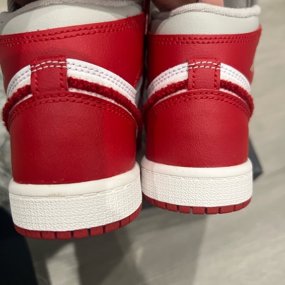 AirJordan 1 Retro High OG - Fuzzy Chenille Size 13.5 - Picture 4 of 6